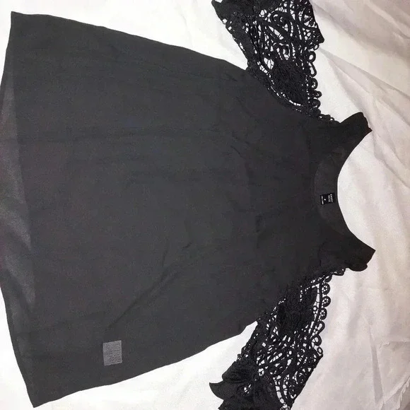 Never worn, size runs large! - Picture 2 of 3